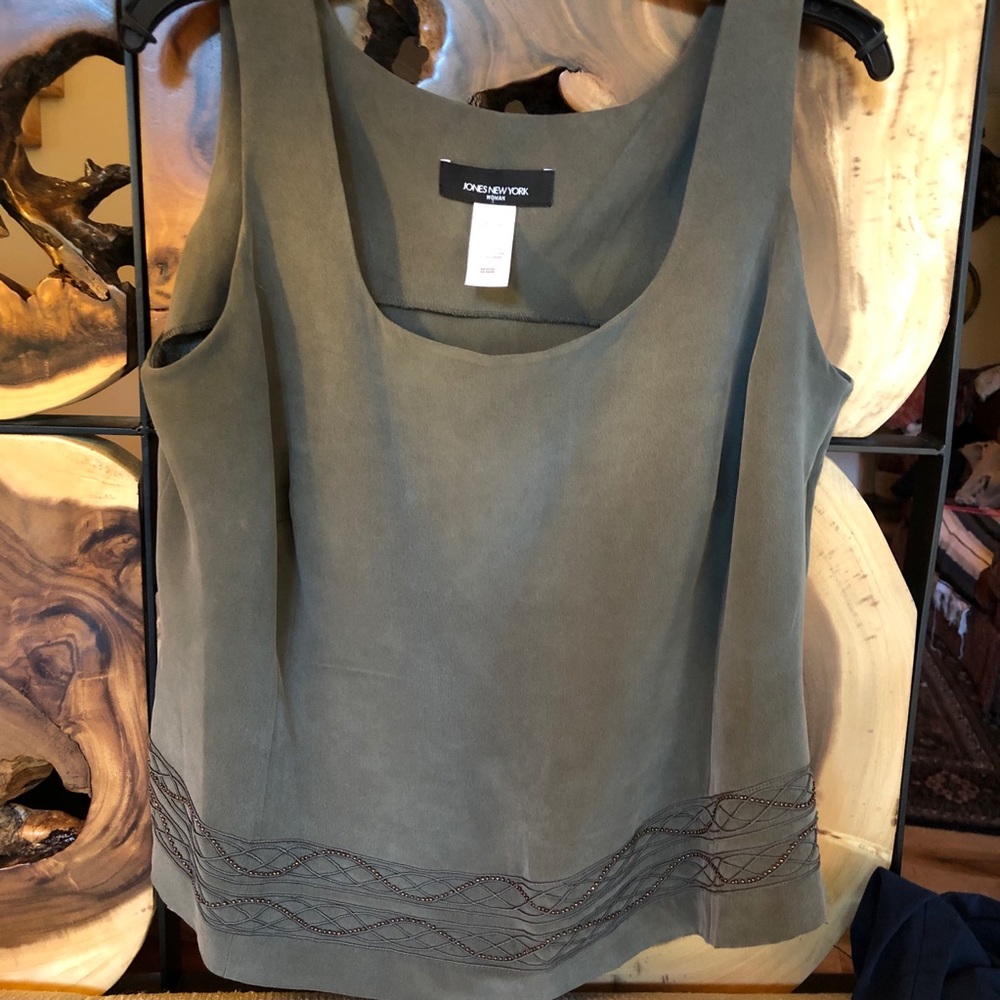 Jones New York Woman. Top 100% silk.